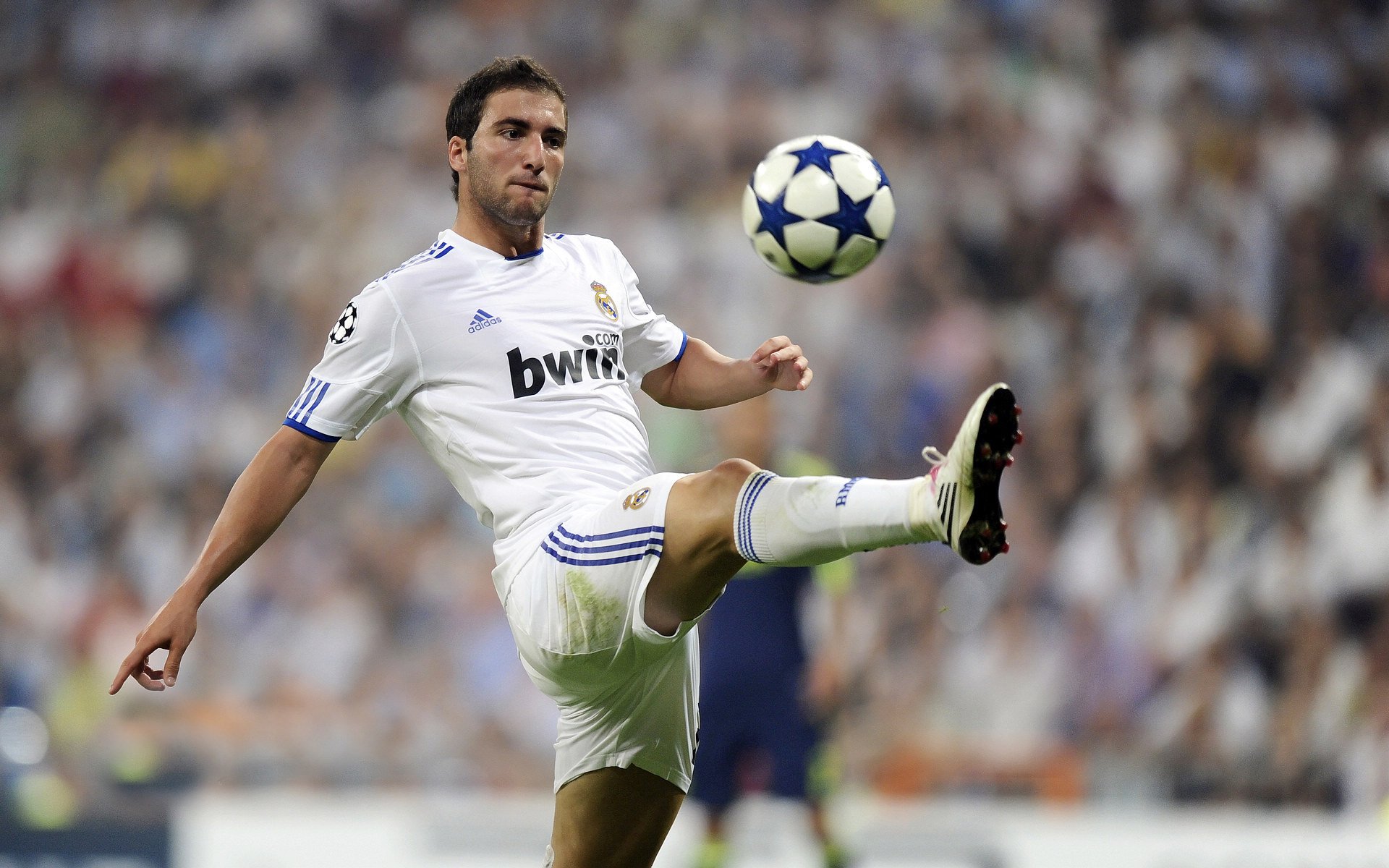 曼城控球优势明显但锋线终结能力略显疲软，曼城的阵型